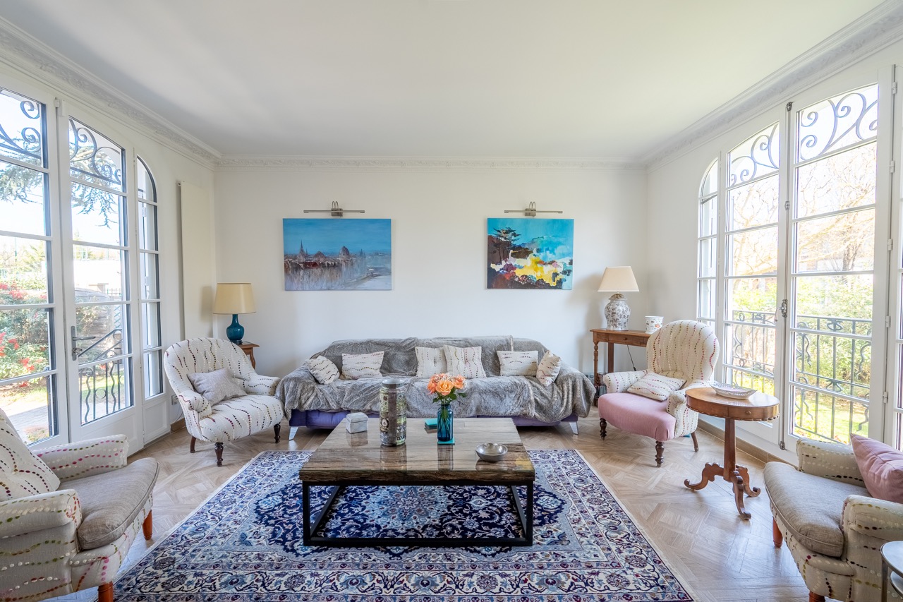 9QMCVJD6CWHy3nxUvq0M2pOniuRRTZezJVvdtLK6.jpg beau salon avec moulures, canapé et fauteuils