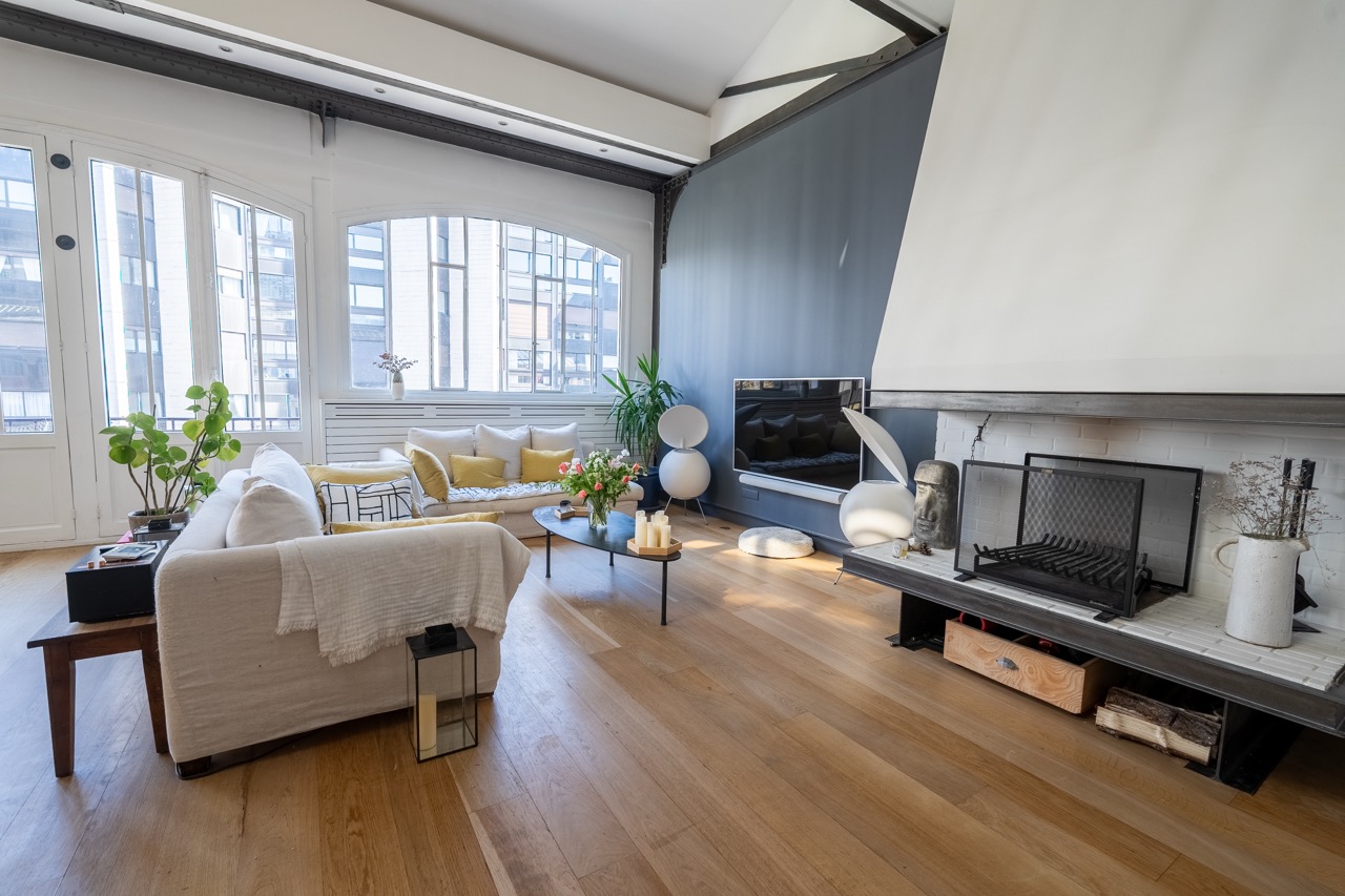 JpOLSBD7msMGpOz4b9pTPzP8QYgdQ315o0P1fGKK.jpg salon appartement Eiffel avec cheminée