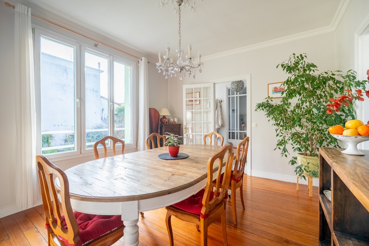 NZXeLbsllWSRUei2kxoXpaWUXzfiponb0IwLdv8X.jpg salle a manger avec table ovale, plante