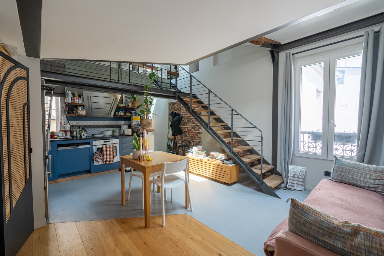 Q8TLHW7SRM2K5zlBFLv2fZNpdCpoY1fH1KP1AUn6.jpg salon avec cuisine ouverte apparement duplex Paris 11eme