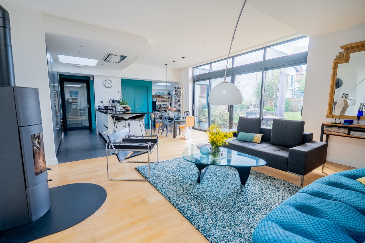 TgcZETZeeQIw0V7ReZDWQYLi5V8uTwnthvkKHdyp.jpg salon maison d'architecte avec ouverture sur jardin par baie vitrée, cuisine ouverte