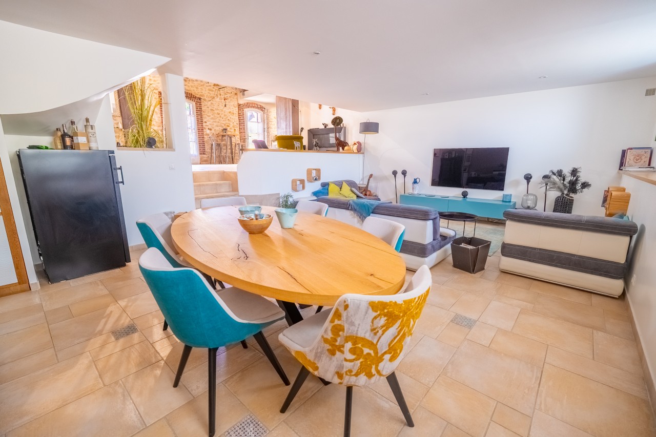 czytA0sdklRMilwRY42ZGwT5Wi9MTtH9VjrfTtvu.jpg salon salle a manger avec table ovale chaises colorées et télévision accrochée au mur