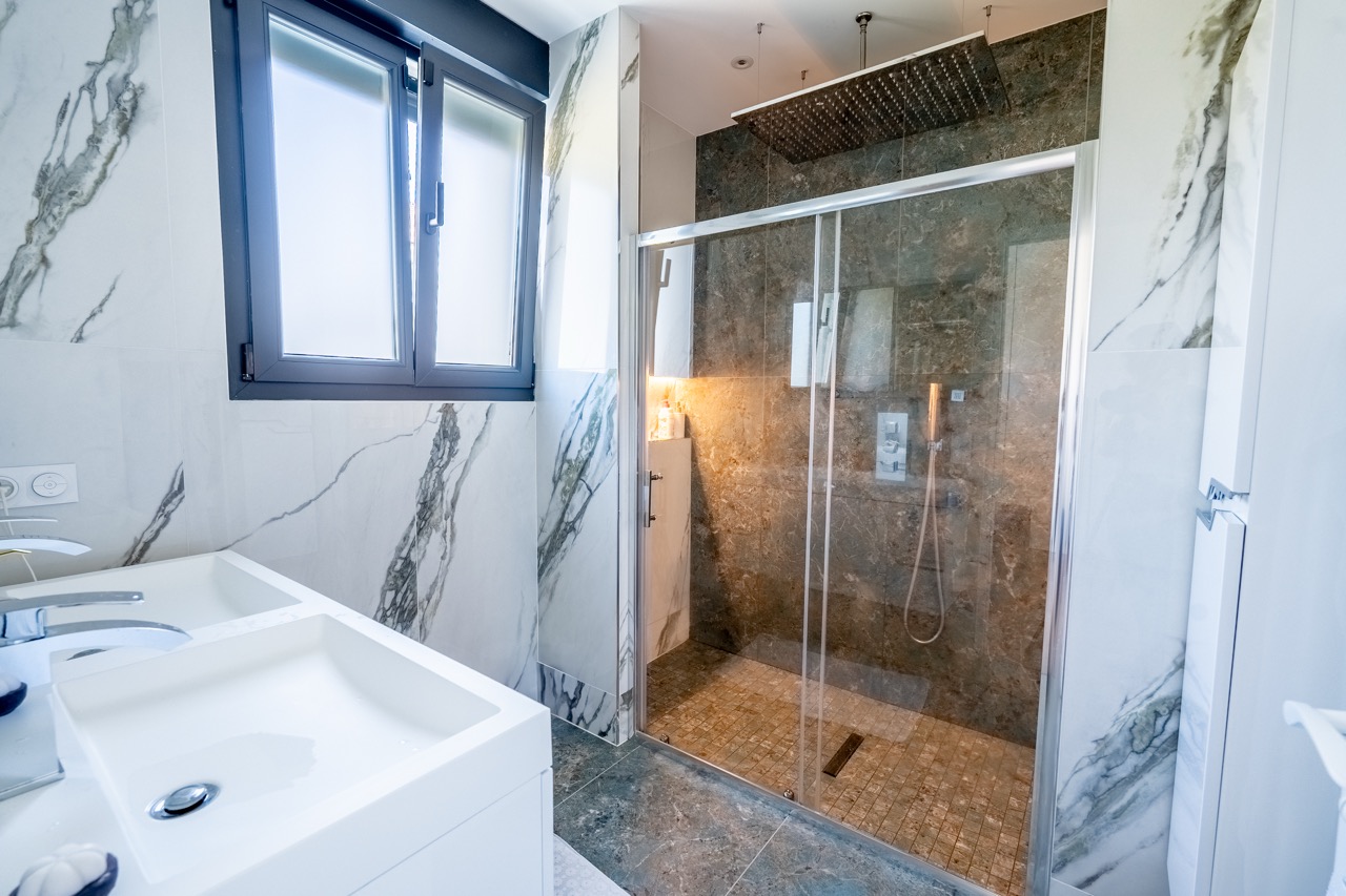 lVA3WrlhkZ8tNPrpohX4oQRLnZ2LxtGZaE6zN57o.jpg cuisine façade blanche avec plan de travail en bois