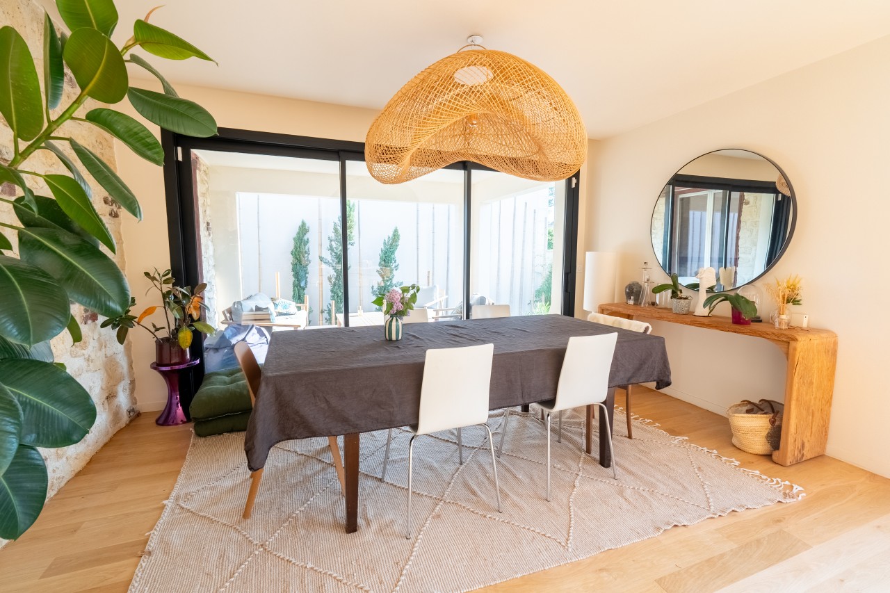 sjInjj8Cp6Vl5oHUmjE5504V5N2HnWwp1WxDQzcG.jpg espace sale a manger avec table rectangulaire et beau lustre