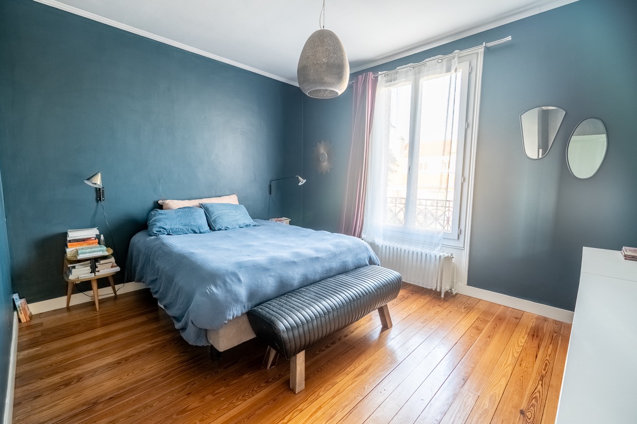 yEQPS1wvHcEJ9kd4n6pJZvmpFu03w8ytKdjeSF5m.jpg chambre bleu avec lit et banc de lit maison val de marne